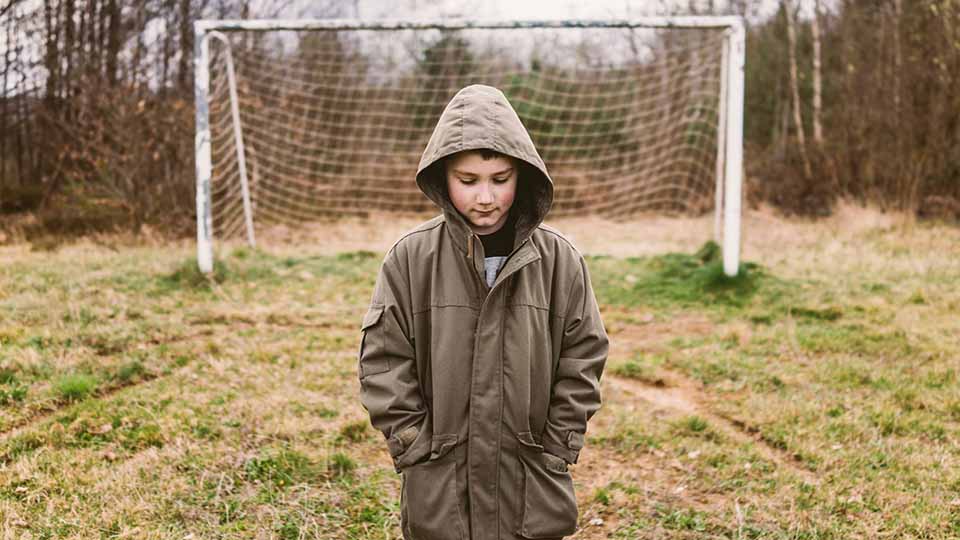 barn_1 Man som går och håller ett barn i handen